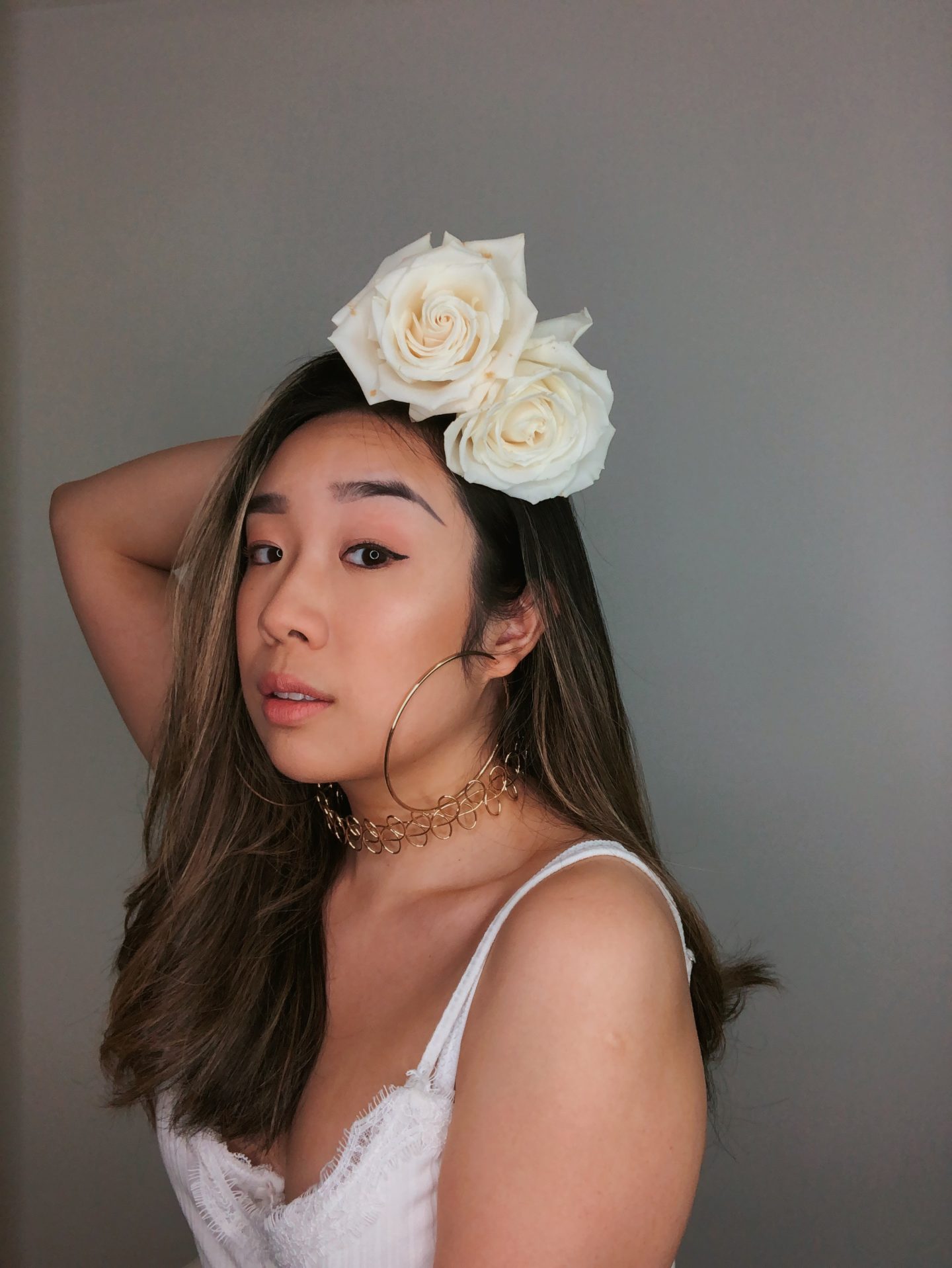 Floral headbands with big hoop earrings bringing the 90s vibes 